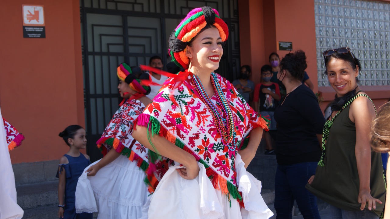 Domingo folclórico mexicano sobre rieles